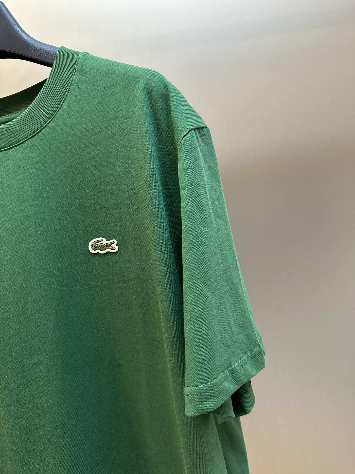 Lacoste Crocodile Logo Short Sleeve Made from custom combed smooth plain cotton fabric, the iconic crocodile is vividly displayed in the heart. The vivid logo contrasts with the calm background, quietly highlighting the French style. With a solid color as the base and the logo as the print, it fully displays the texture and brand heritage in a low-key manner. Using stamping technology, independent embroidered stamps are made through computer embroidery, and then positioned and sewn onto the clothing. It has a strong three-dimensional effect, is strong and washable, and has stable quality. size：s m l xl